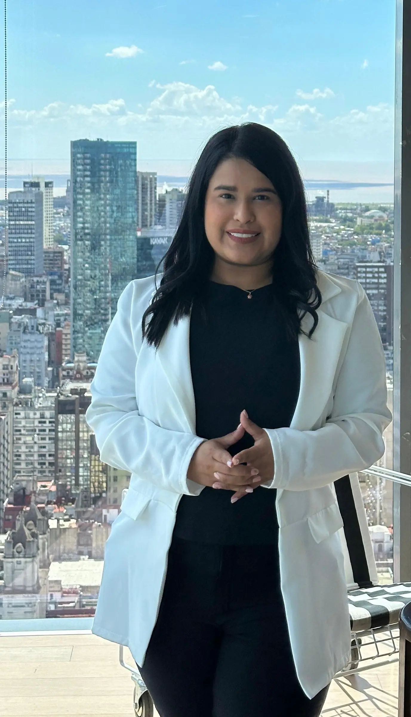 Dra. Maylen Aguirre en su consultorio